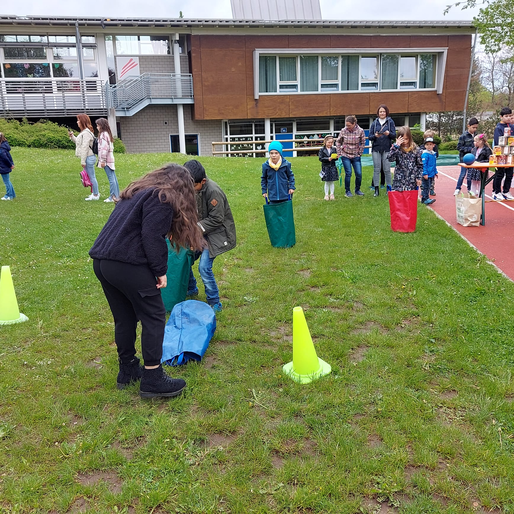 Schulfest auf dem Schulhof