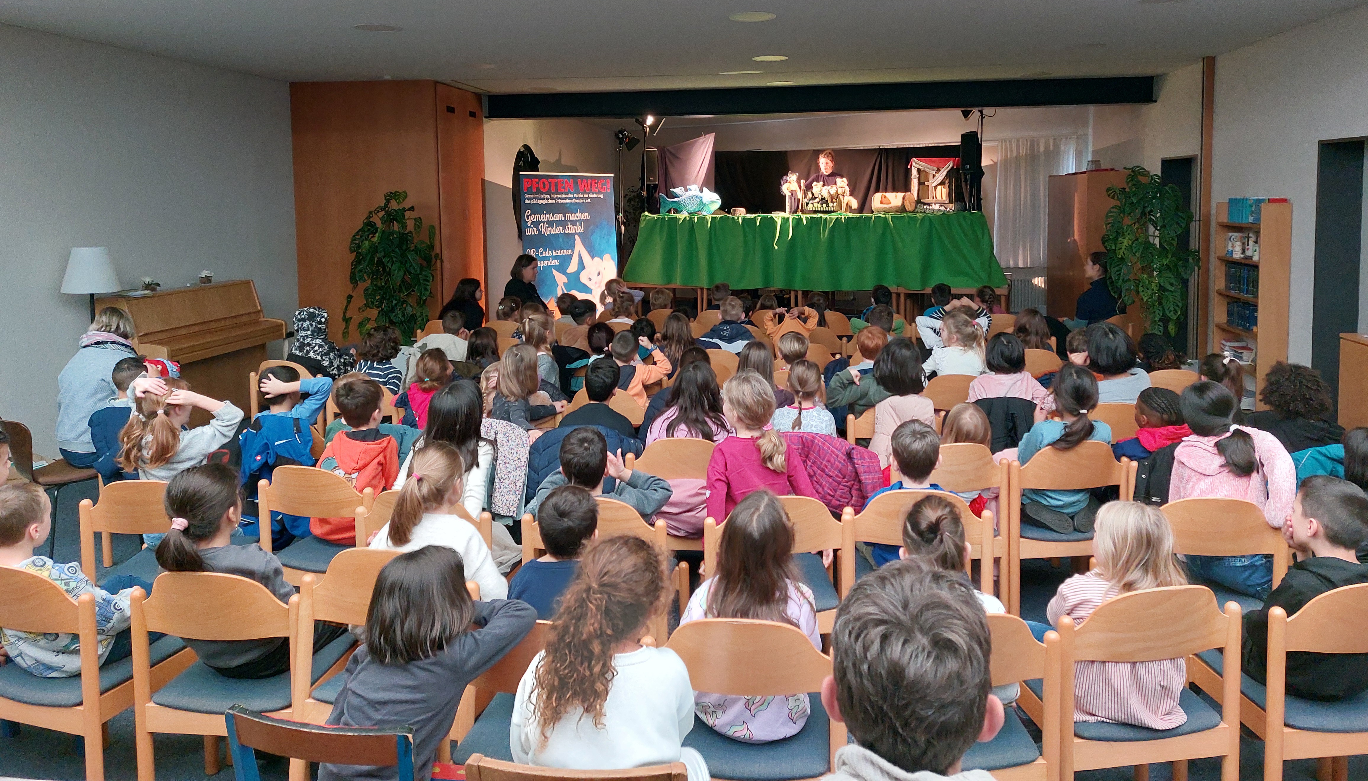 Kinder schauen ein Theaterstück