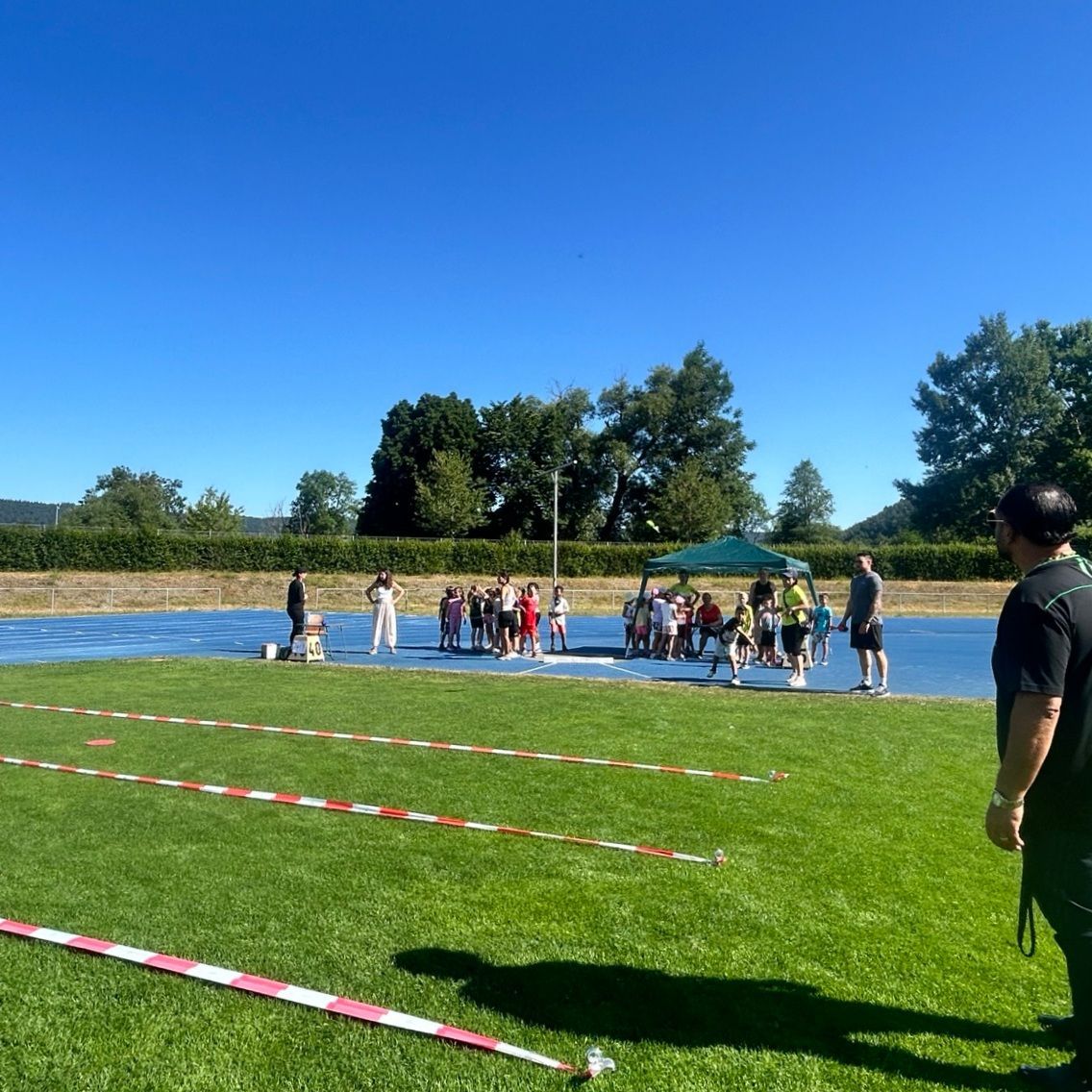 Kinder auf dem Sportplatz