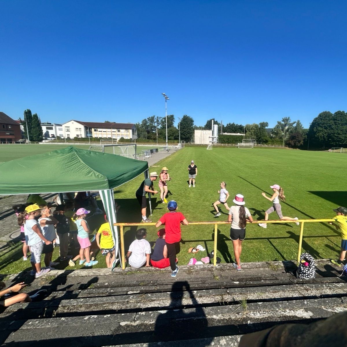Kinder auf dem Sportplatz