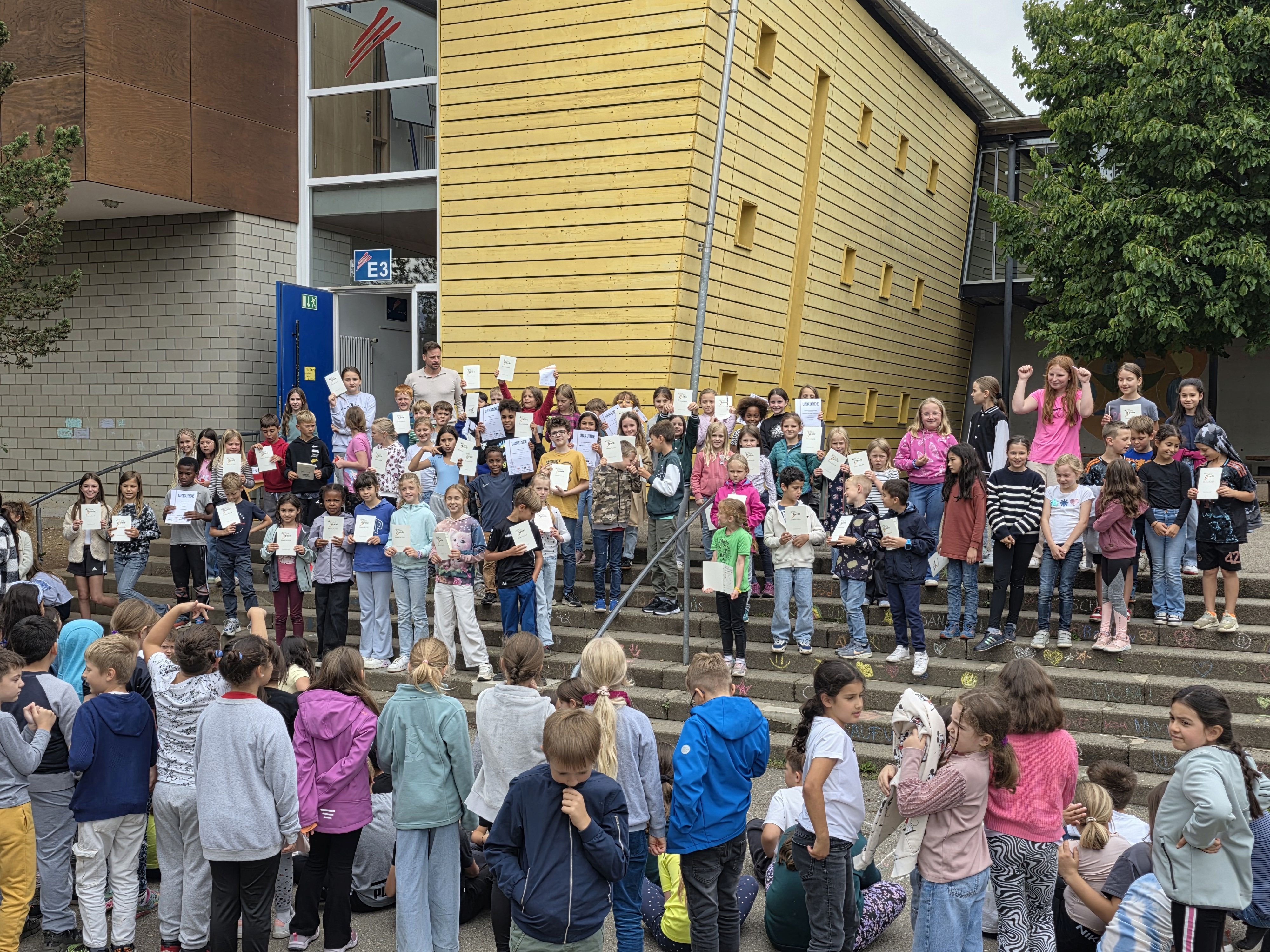Kinder auf dem Schulhof