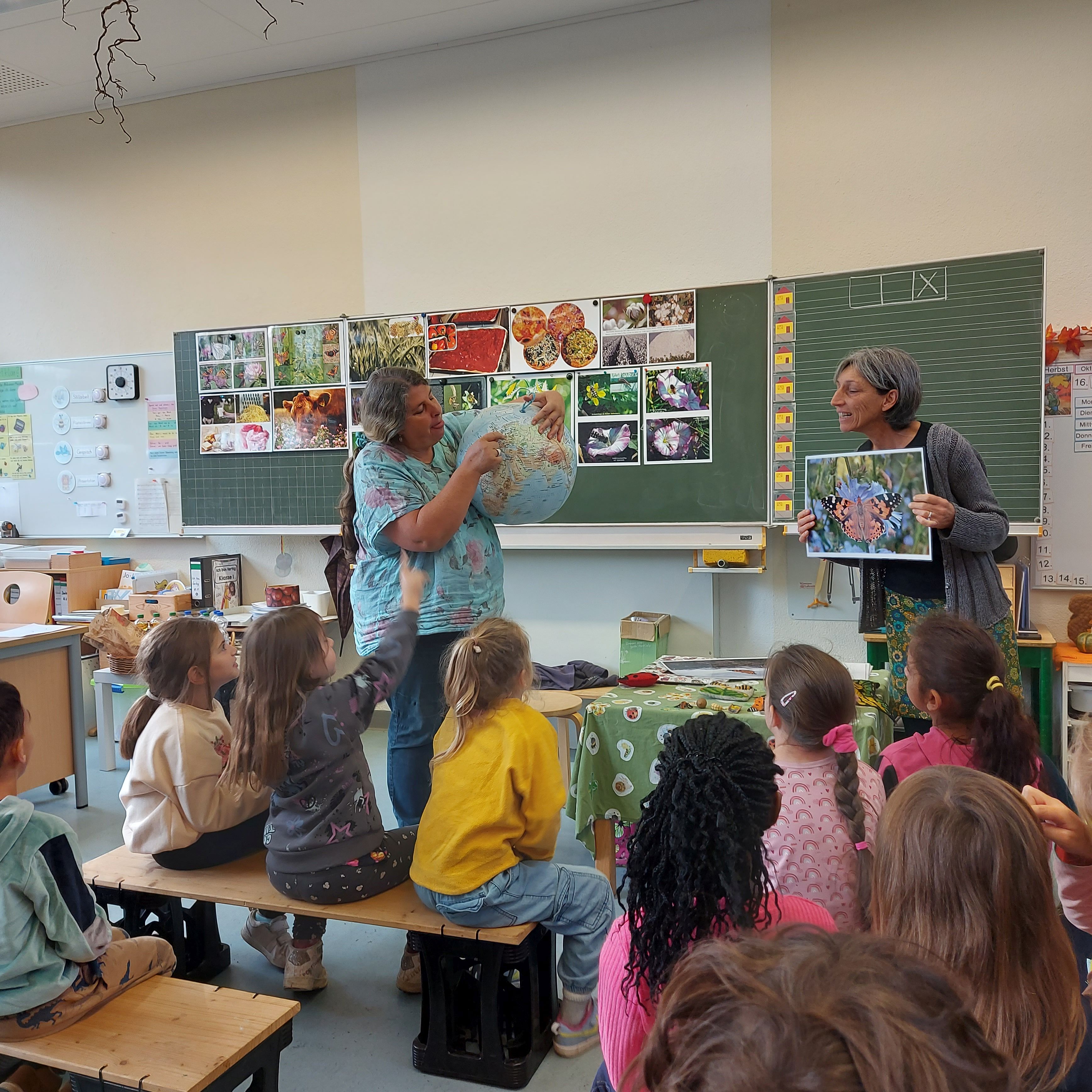 Frau Denzel mit Kindern im Klassenzimmer