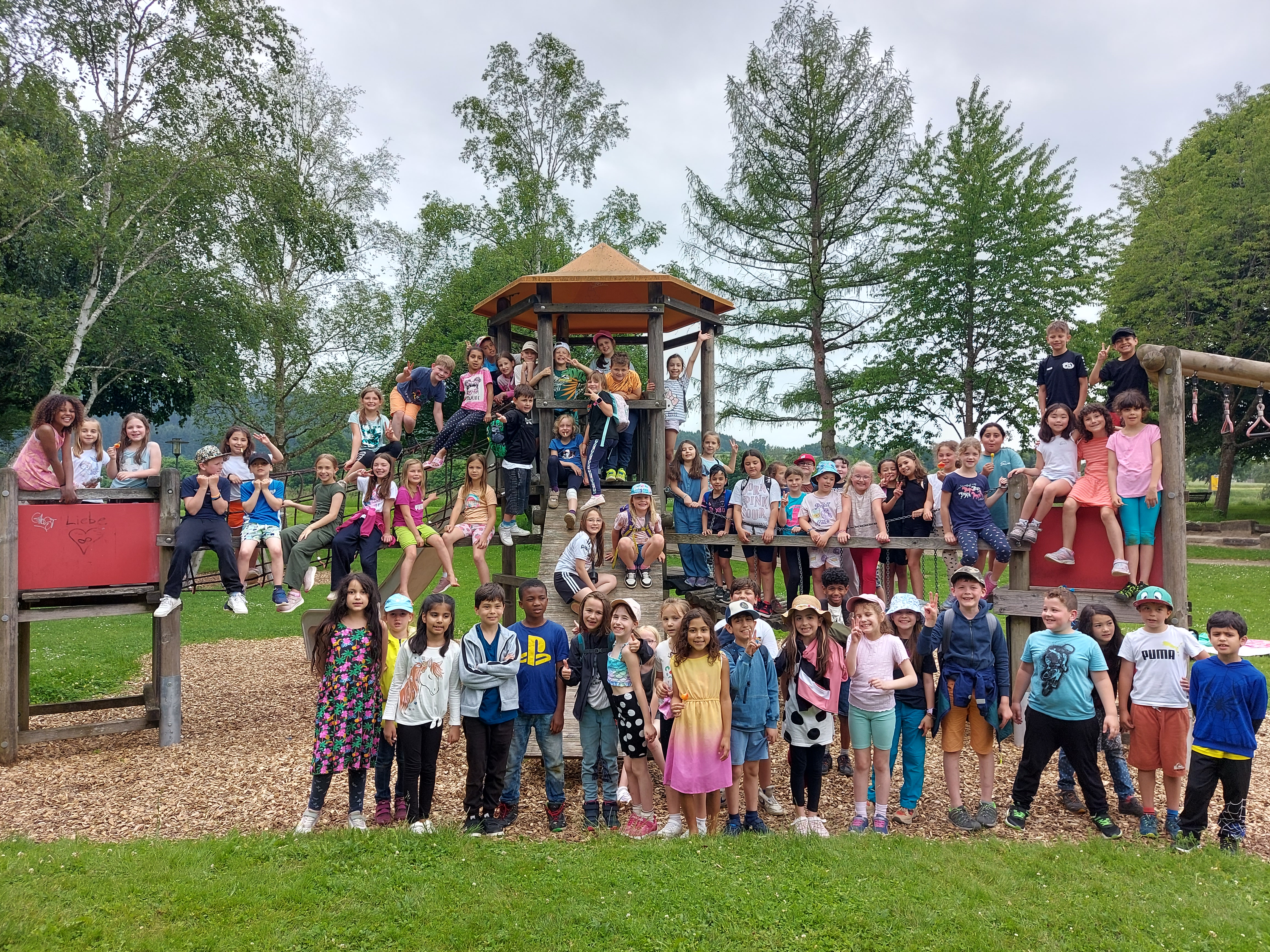Kinder auf Spielplatz