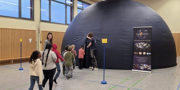 Mobiles Planetarium in der Turnhalle