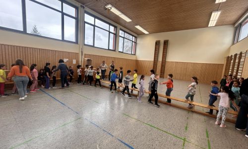 Kinder in der Turnhalle