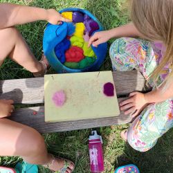 Kinder beim Filzen