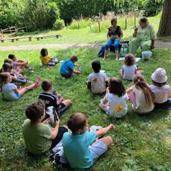 Kinder auf der Wiese